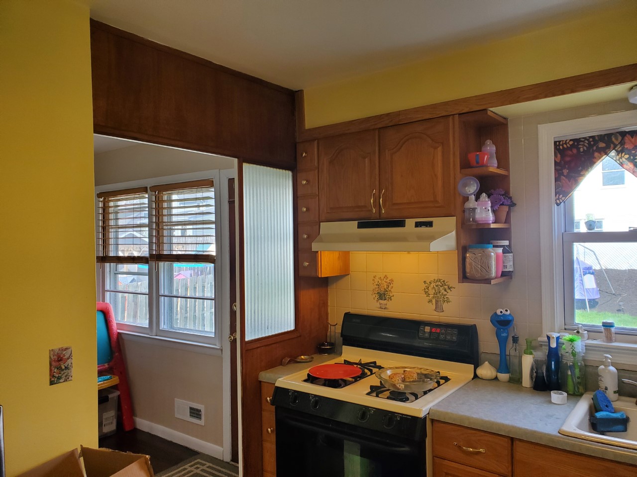 A simple decent kitchen with chimney